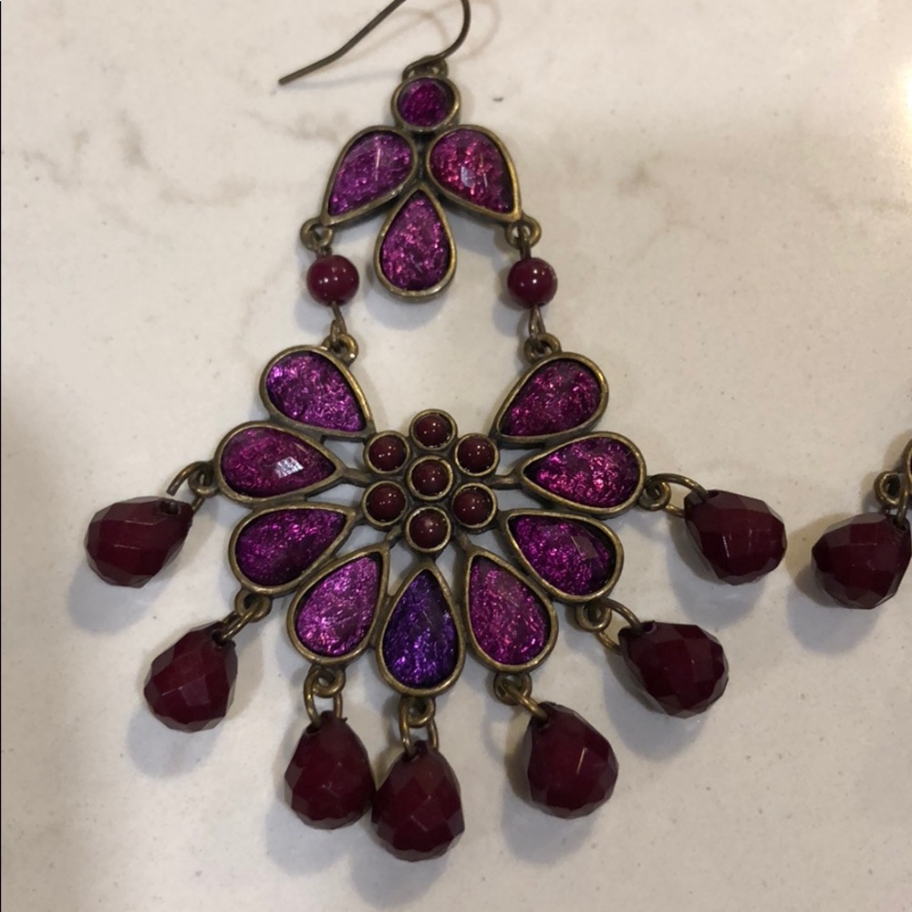 Purple feather dangle hoop vintage earrings - Picture 5 of 7
